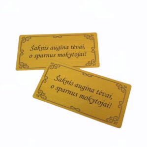 AUKSO SPALVOS PLOKŠTELĖ „ŠAKNIS AUGINA TĖVAI...“