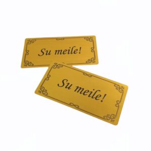 AUKSO SPALVOS PLOKŠTELĖ „TEGUL VIENOS ŠIRDIES PLAKIMĄ...“