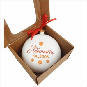 KALĖDINIS ŽAISLIUKAS „ADOMAIČIŲ KALĖDOS“ (SU JŪSŲ PAVARDE)