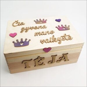 MEDINĖ KRIKŠTADĖŽĖ „ČIA GYVENA MANO VAIKYSTĖ“ (SU JŪSŲ PASIRINKTU VARDU)