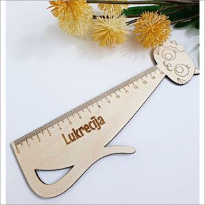 MEDINĖ LINIUOTĖ KATYTĖ (SU JŪSŲ PASIRINKTU VARDU)