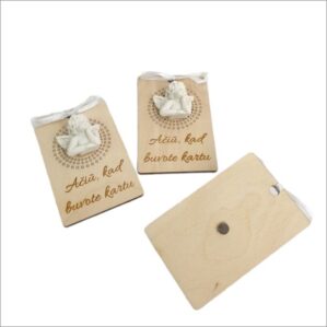 MEDINIS MAGNETAS SU ANGELIUKU „AČIŪ, KAD BUVOTE KARTU“